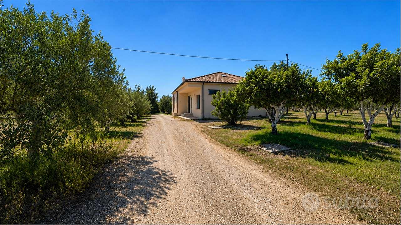 Proprietà con grande terreno per struttura ricetti - Vista 2