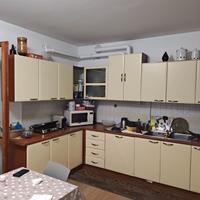 Cucina con elettrodomestici