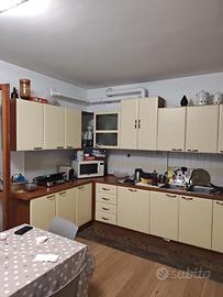 Cucina con elettrodomestici
