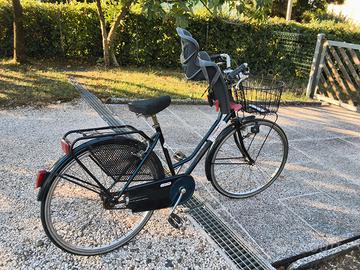Bici con seggiolino  e cestino 