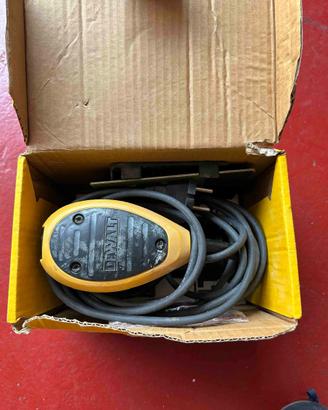 Smerigliatrice per finitura orbitale DEWALT.