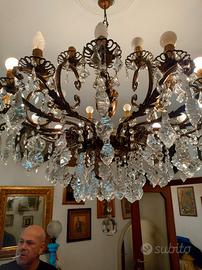 Lampadario con pendenti    in stile classico.