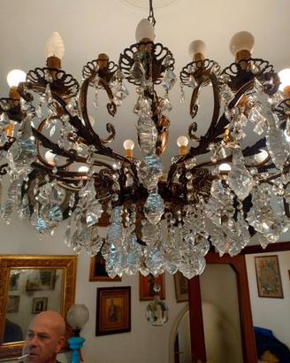 Lampadario con pendenti    in stile classico.