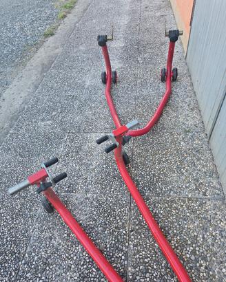 Cavalletti per tenere sollevato moto