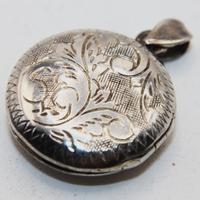 Splendido antico ciondolo porta ricordi argento