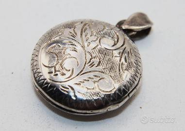 Splendido antico ciondolo porta ricordi argento