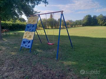 Palestrina da esterno con arrampicata e altalena