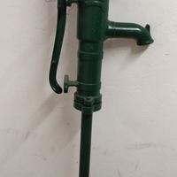 pompa a mano vecchia non funzionante 