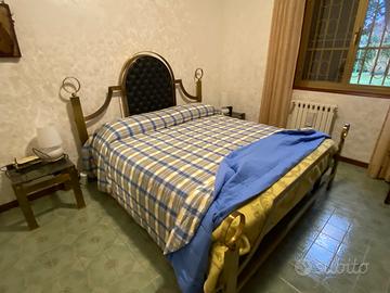 Camera da letto in ottone e pelle