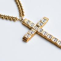 Collana Dorata Con Croce E Cristalli
