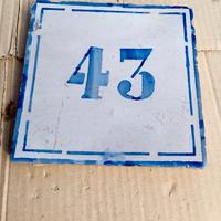 antico numero di porta in maiolica 