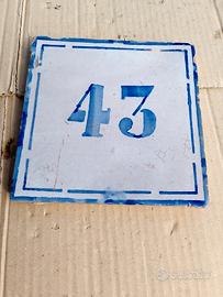 antico numero di porta in maiolica 