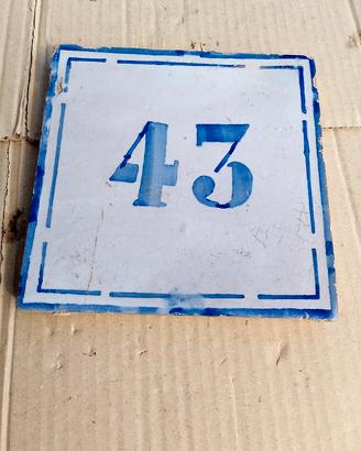 antico numero di porta in maiolica 