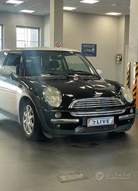 Mini Cooper 1.6, nera con tetto bianco.