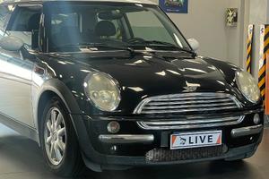 Mini Cooper 1.6, nera con tetto bianco.
