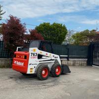 P24 Mini pala Bobcat 763 con forche e benna