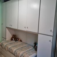 camera bambino e scrivania 