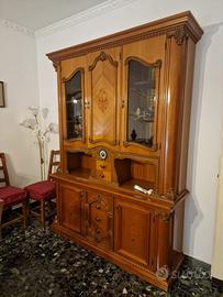 Credenza cristalliera in legno di noce con orologi