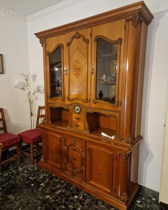 Credenza cristalliera in legno di noce con orologi