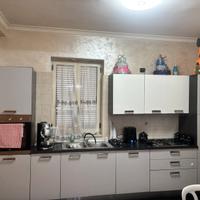 Cucina bianca e grigia