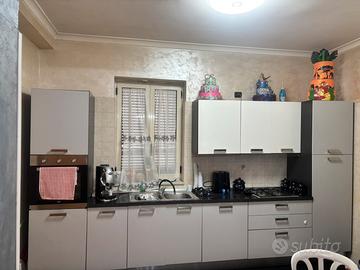 Cucina bianca e grigia