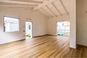 Nuova villa unico livello con ampio giardino su tr