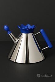 Bollitore vintage in acciaio inox con dettagli blu