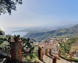 Villa singola panoramica con terreno a Taormina
