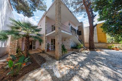 Villa bifamiliare immersa nel verde