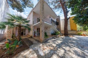 Villa bifamiliare immersa nel verde