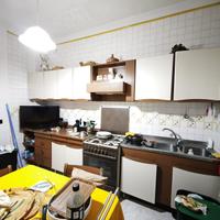 Cucina completa di forno e frigorifero