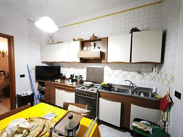 Cucina completa di forno e frigorifero