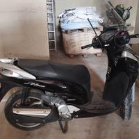Honda SH 300 incidentato davanti
