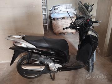 Honda SH 300 incidentato davanti