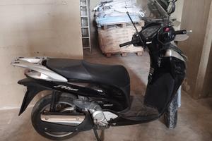 Honda SH 300 incidentato davanti