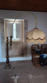 Lampada da terra antica con pulsante a piede