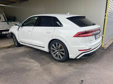 Audi Q8 incidentata