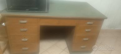 Scrivania in legno massiccio 