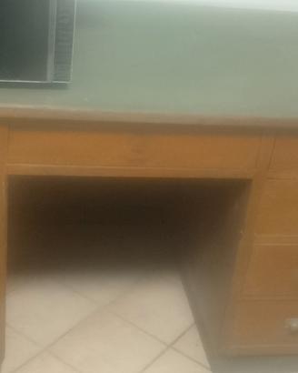 Scrivania in legno massiccio 