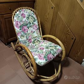 Sedia a dondolo in bambù intrecciato con cuscino 