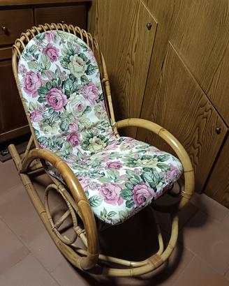 Sedia a dondolo in bambù intrecciato con cuscino 