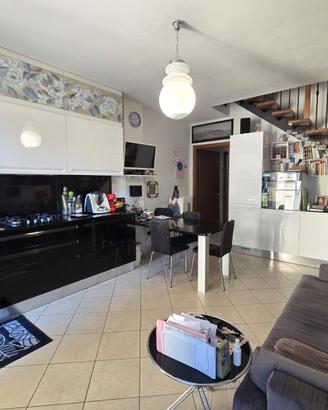 Cucina in legno laminato lucido e granito nero