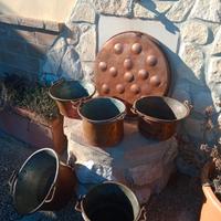5 pentole e un piatto in rame antico 