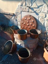 5 pentole e un piatto in rame antico 