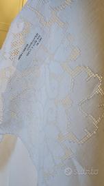 Tovaglia in puro lino ricamata a mano. 