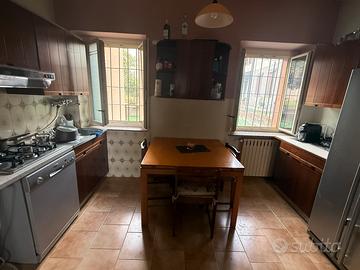 Cucina  con tavolo e sedie