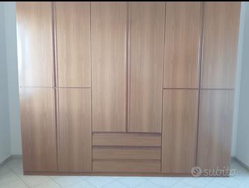 Armadio in legno chiaro 6 ante + 3 cassetti