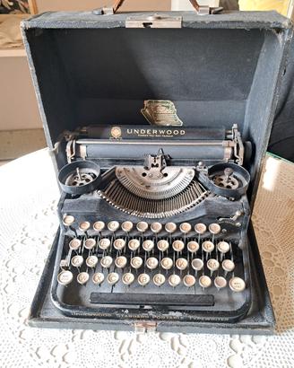 Underwood Macchina da scrivere portatile primi 900