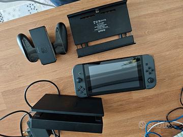 Nintendo switch, giochi, caricabatteria e custodia