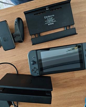 Nintendo switch, giochi, caricabatteria e custodia